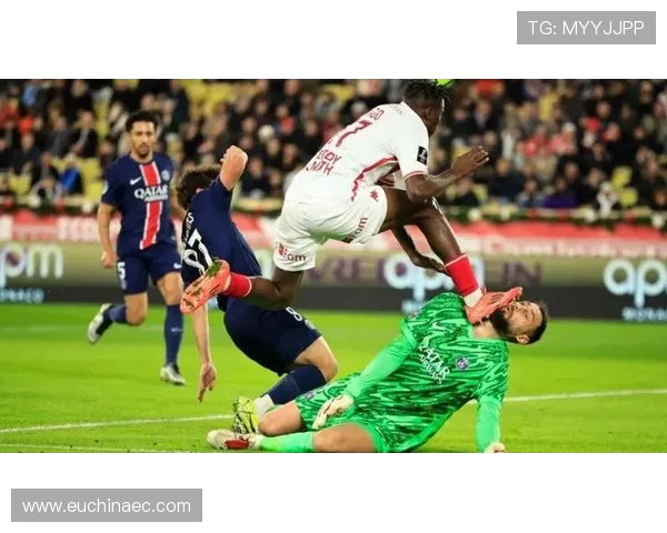 巴黎圣日耳曼门将唐纳鲁马遭对方球员踩踏面部伤势严重引发关注