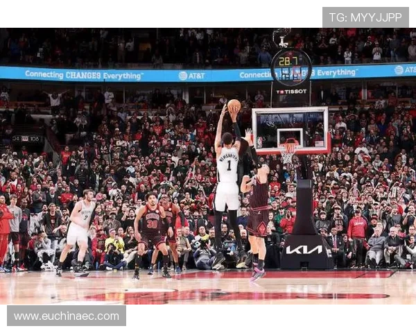 米奇称赞文班在关键时刻投进三分球球员表现至关重要